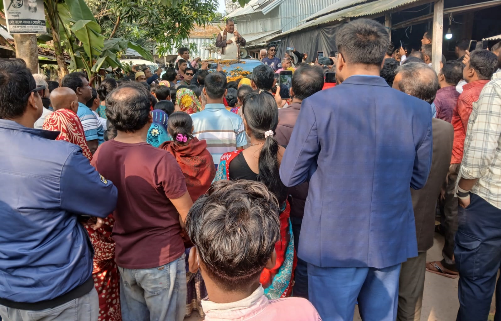 আগৈলঝাড়ায় জহির উদ্দিন স্বপনের গণসংযোগে সংখ্যালঘু জনতার ঢল