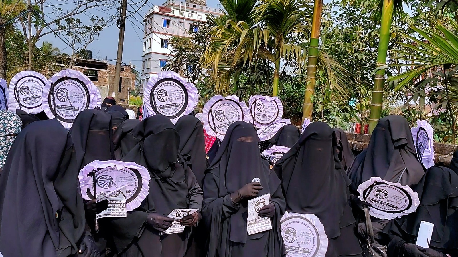 বরিশালে হাতপাখার পক্ষে প্রচারণায় নারী কর্মীরা