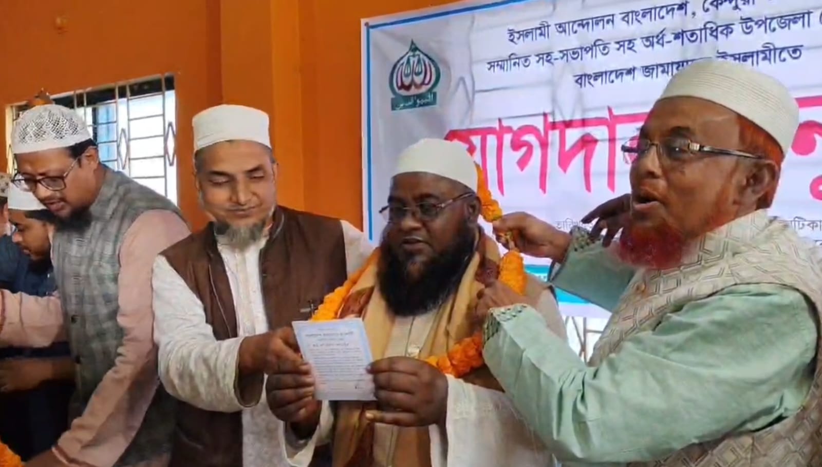 নেত্রকোণায় ইসলামী আন্দোলনের সহ-সভাপতিসহ অর্ধশতাধিক নেতাকর্মীর জামায়াতে যোগদান