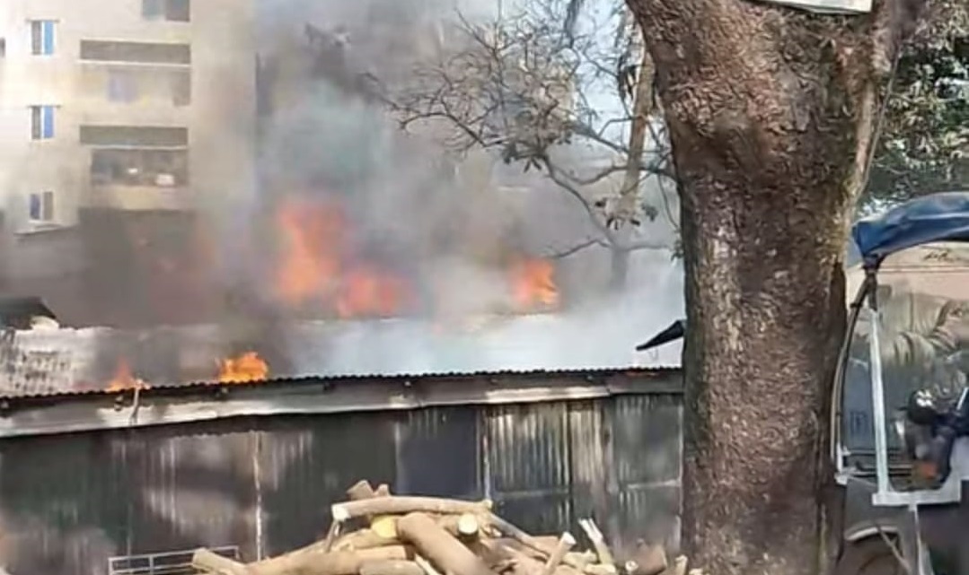 কালিয়াকৈরে বেকারি কারখানায় অগ্নিকান্ড, ফায়ার সার্ভিসের দুইটি ইউনিটের চেষ্টায় আগুন নিয়ন্ত্রণে