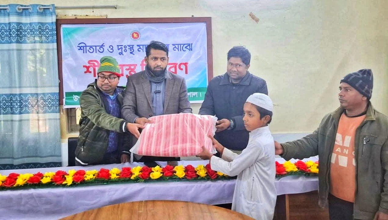 আগৈলঝাড়ায় স্বাস্থ্য প্রশাসনের উদ্যোগে শীতবস্ত্র বিতরণ