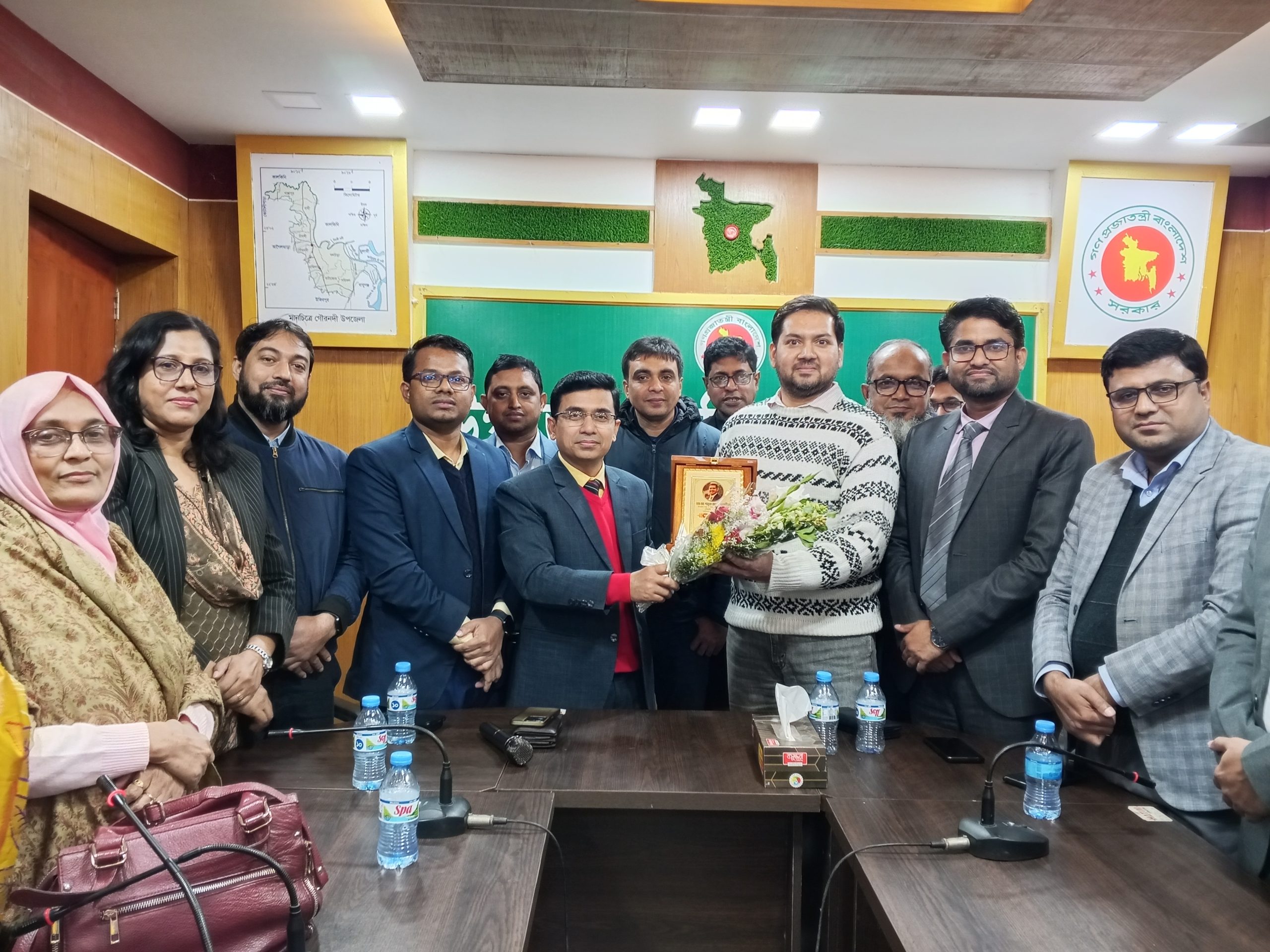 গৌরনদী বিদায়ী ও নবাগত স্বাস্থ্য ও পরিবার পরিকল্পনা কর্মকর্তা কে সংবর্ধনা