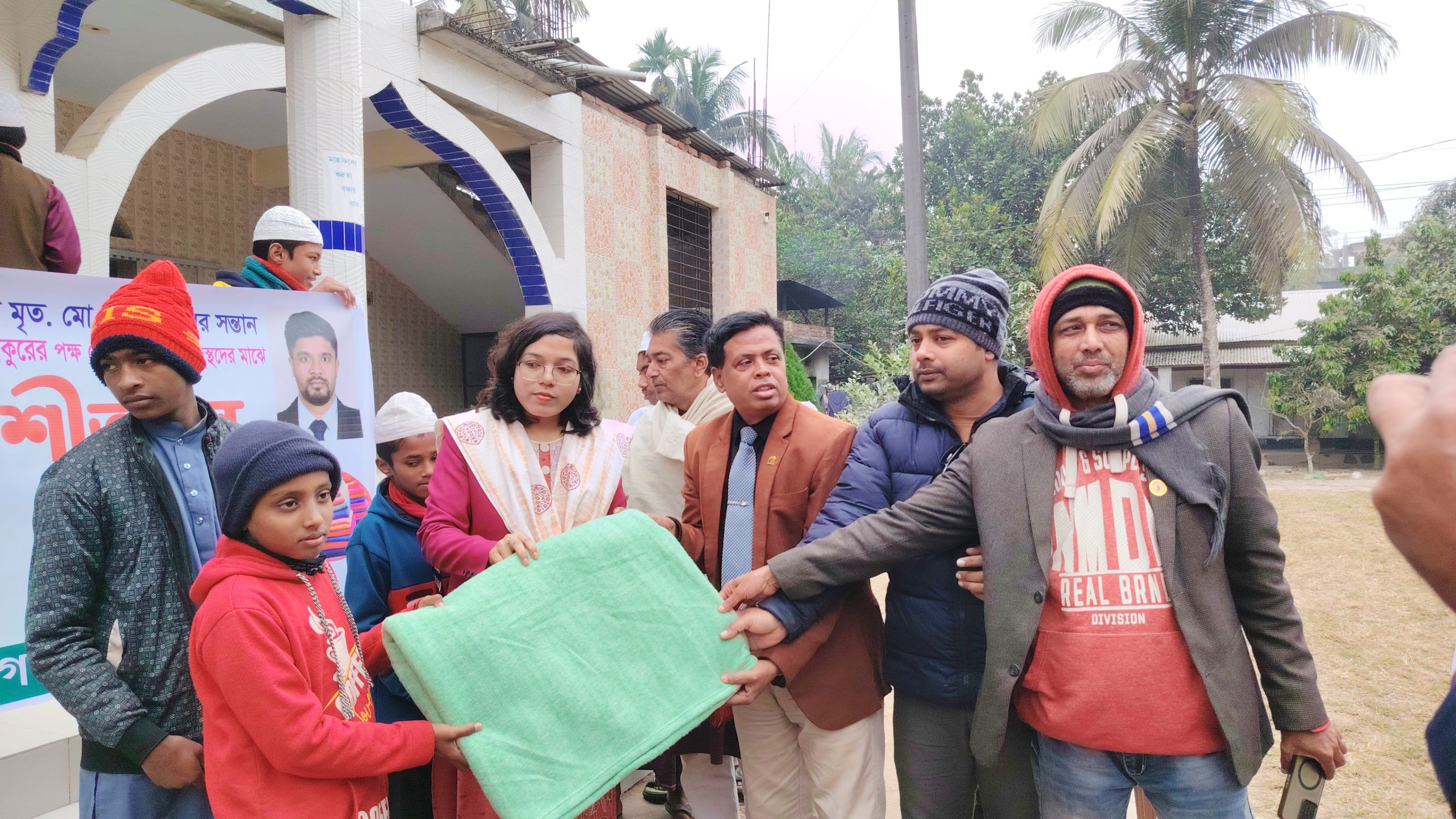 লোহাগড়ায় এতিমদের মাঝে প্রবাসী রায়হান ঠাকুরের কম্বল বিতরণ