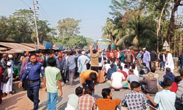 গৌরনদীতে ভ্যানচালক মঞ্জু হত্যার বিচারদাবীতে ঢাকা–বরিশাল মহাসড়ক অবরোধ