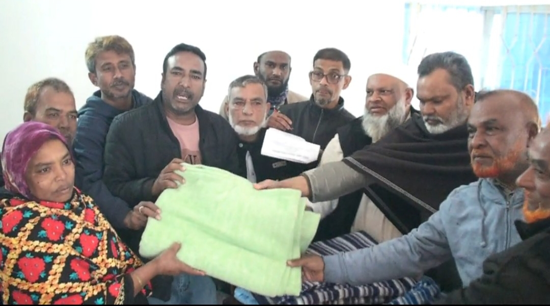 নাটোরে সাবেক মন্ত্রী দুলু পক্ষ থেকে শীতবস্ত্র বিতরণ