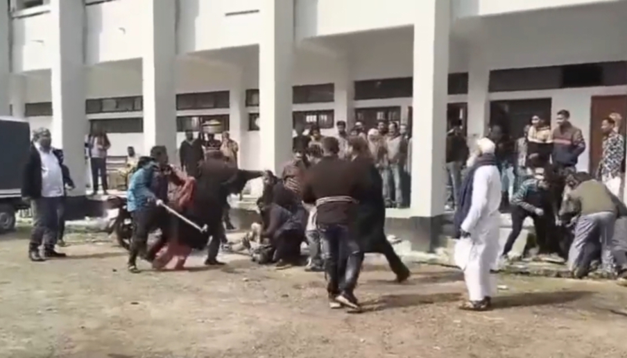 নাটোরে আদালত চত্বরে বাদী ও আসামি পক্ষের সংঘর্ষ, আটক ৩