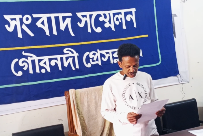 গৌরনদীতে সংবাদ সম্মেলন ভূল আর অসঙ্গতিতে ভরা দলিল দেখিয়ে বাড়িঘর দখলের পায়তারা করছে আপন চাচা