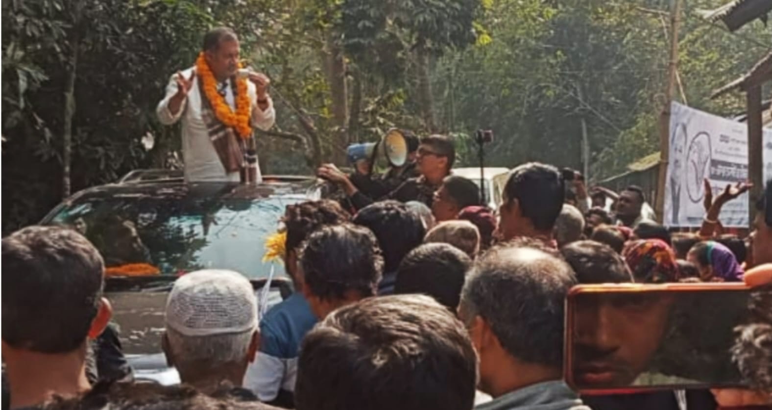 আগৈলঝাড়ায় জহির উদ্দিন স্বপনের ব্যাপক গণসংযোগ