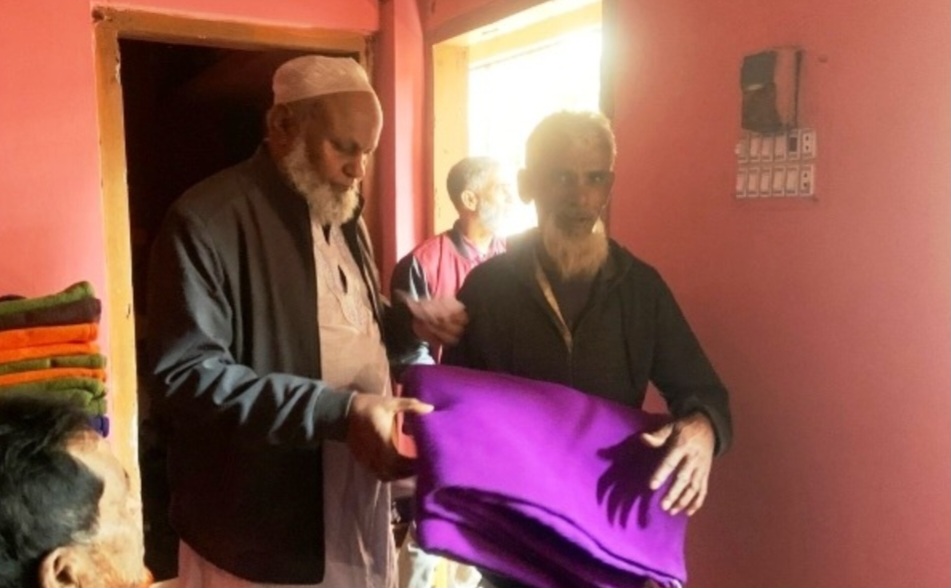 কেন্দুয়ায় শীতার্ত সুবিধাবঞ্চিত মানুষের পাশে অবসরপ্রাপ্ত উপ-সহকারী