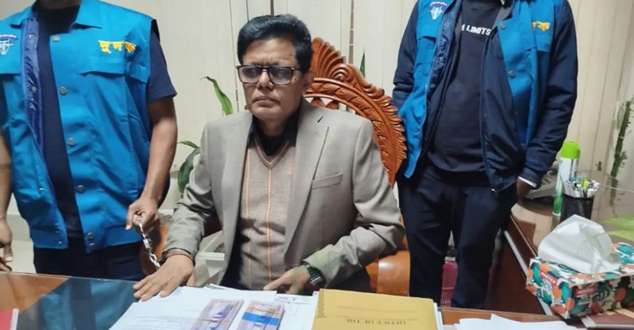 ঘুষের টাকাসহ সরকারি কর্মকর্তা হাতেনাতে আটক