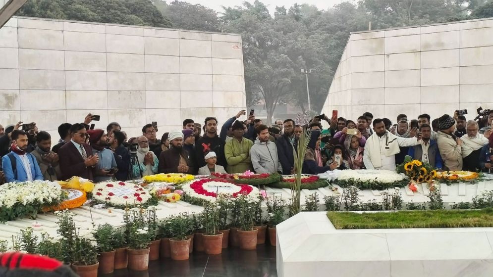 খালেদা জিয়ার কবর জিয়ারত করতে মানুষের ঢল