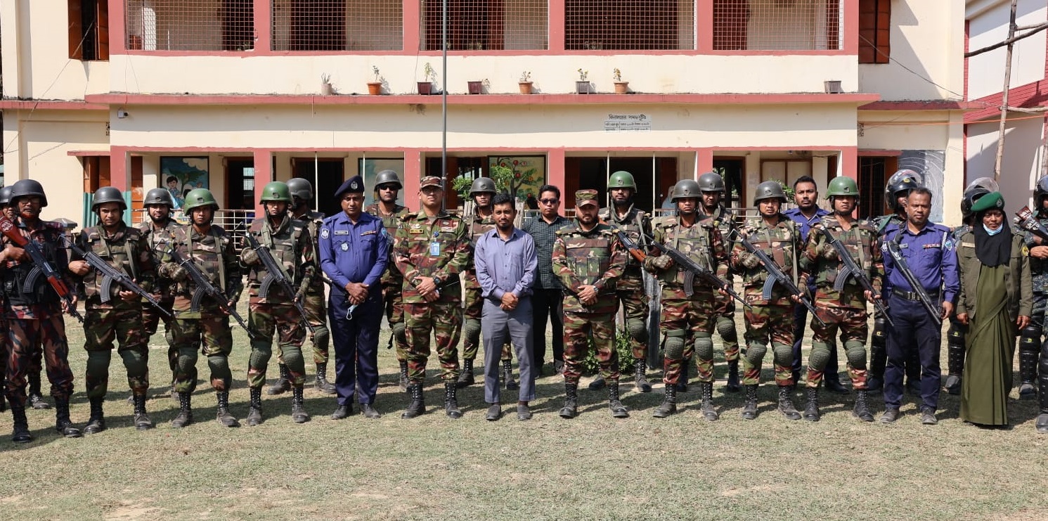 লামা-আলীকদমে নির্বিঘ্নে ভোটাধিকার নিশ্চিত করতে সেনাবাহিনীর নিরাপত্তা টহল ও ভোটকেন্দ্র পরিদর্শন