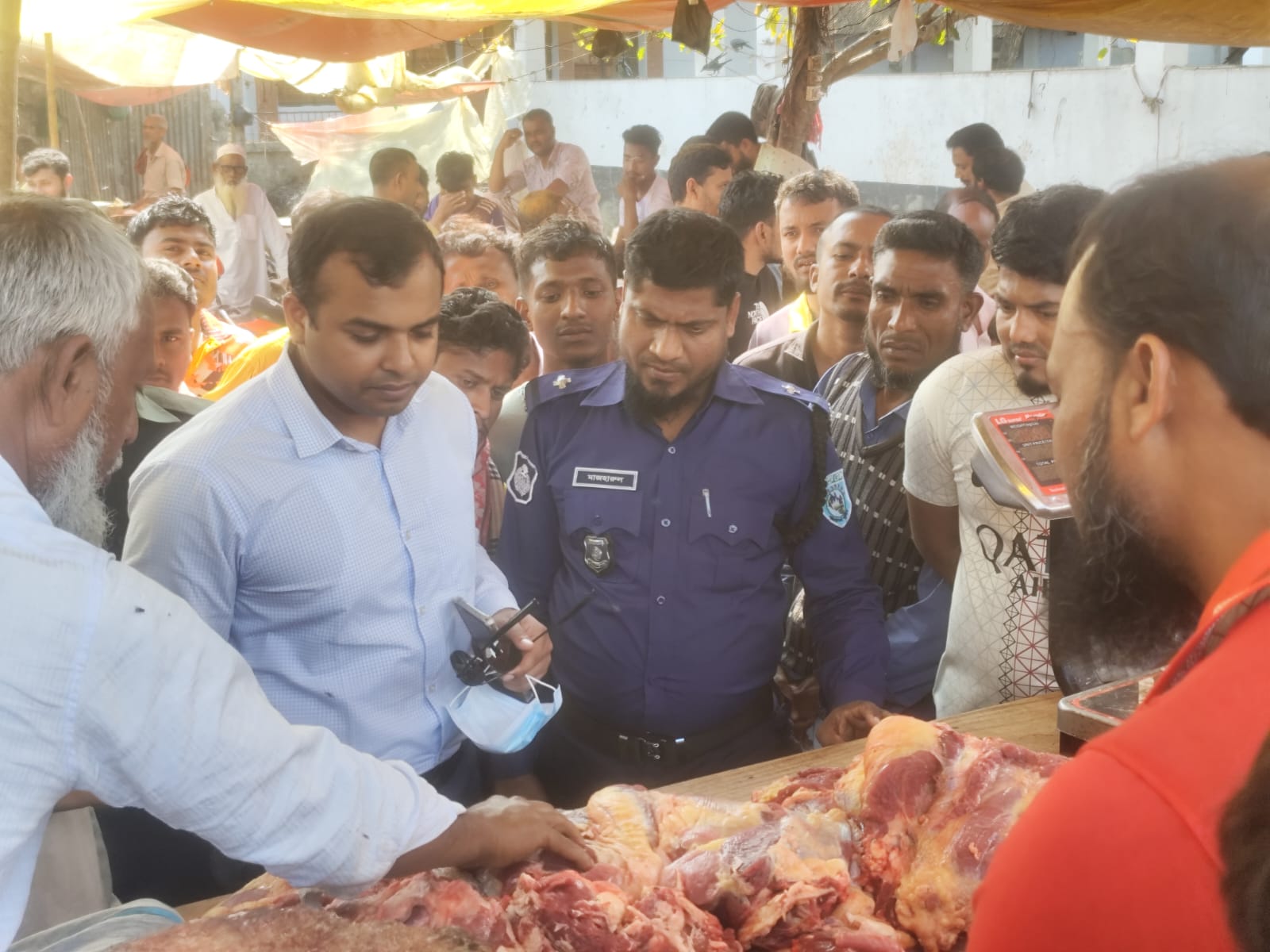 বাজারে মোবাইল কোর্ট অভিযানে ১৬ টি দোকানে ২৩ হাজার টাকা জরিমানা করা হয়