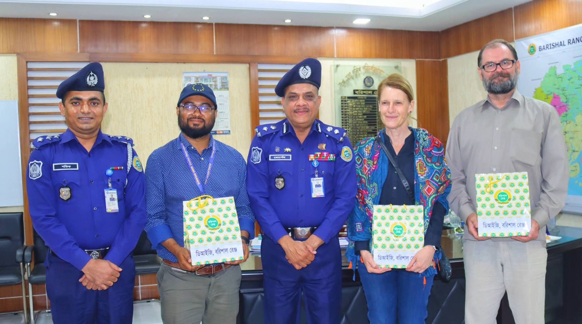 বরিশাল রেঞ্জ ডিআইজি মহোদয়ের সাথে ‘ইউরোপিয়ান ইউনিয়ন ইলেকশন অবজারভেশন মিশন বাংলাদেশ ২০২৬’ এর প্রতিনিধি দলের নির্বাচন পরবর্তী বিদায়ী সাক্ষাৎ