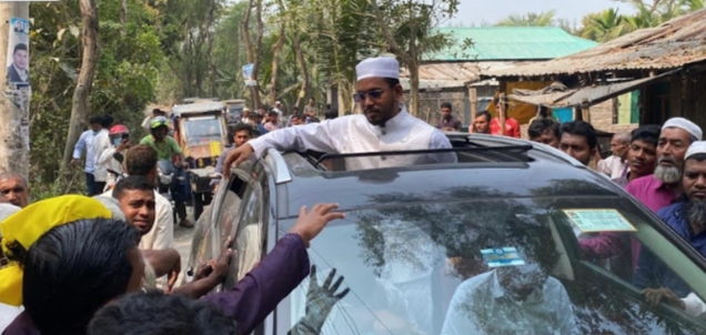ক্ষতিগ্রস্ত এলাকা পরিদর্শনে গিয়ে হামলার মুখে এমপি হান্নান মাসউদ
