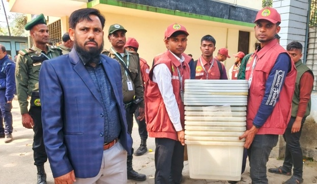 রাত পোহালেই ভোট, সরঞ্জাম যাচ্ছে ভোট কেন্দ্রে