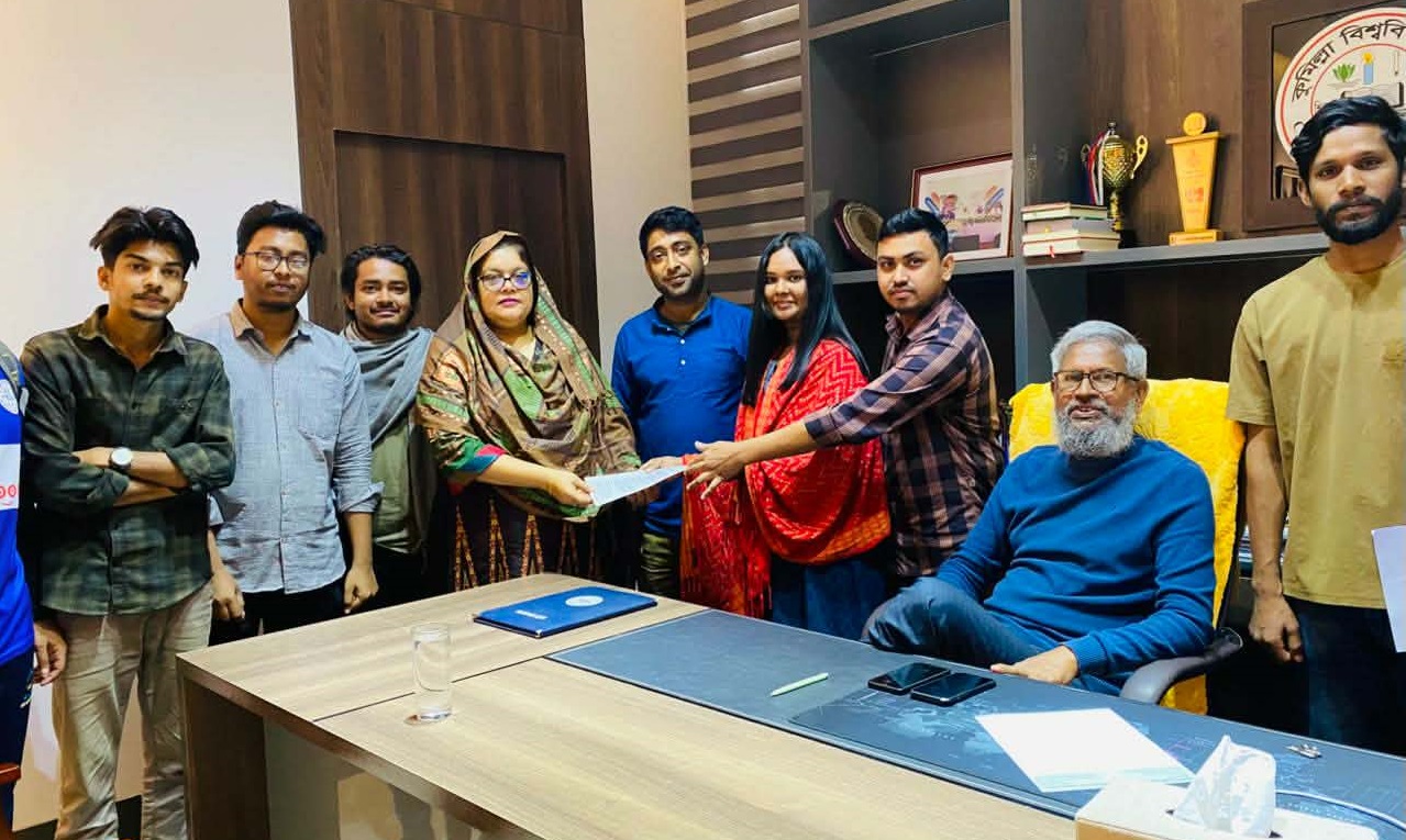 নতুন তিন রুটে বাস চালুর দাবিতে কুবি শিক্ষার্থীদের স্মারকলিপি