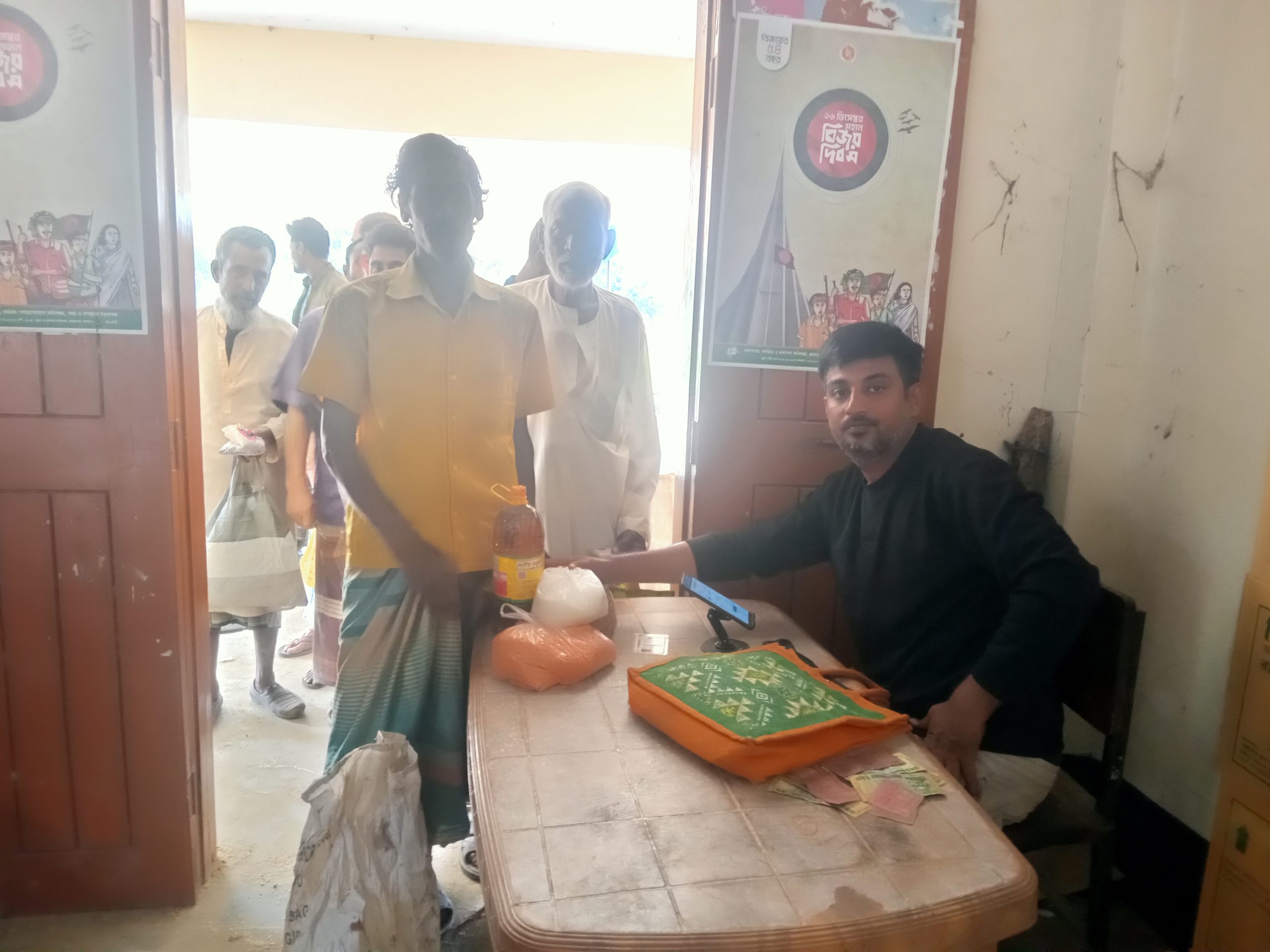 আত্রাইয়ে টিসিবি’র পণ্য বর্তমানে অসহায় মানুষের আস্থা