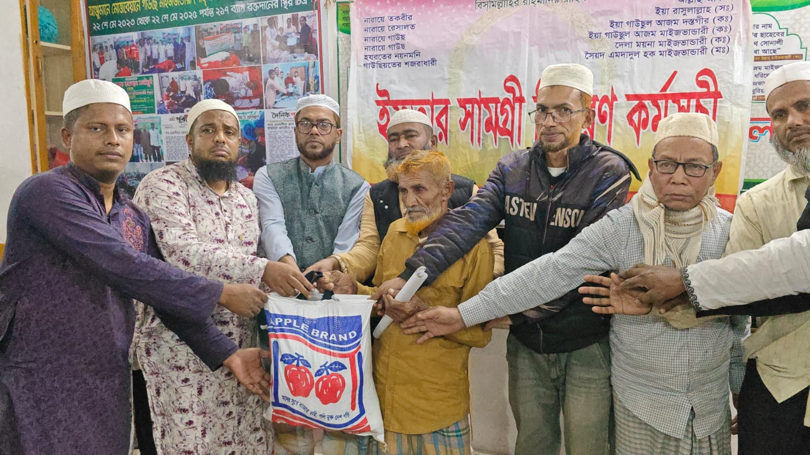 রাঙ্গামাটিতে শাহ এমদাদীয়া’র ইফতার সামগ্রী বিতরণ কর্মসূচি