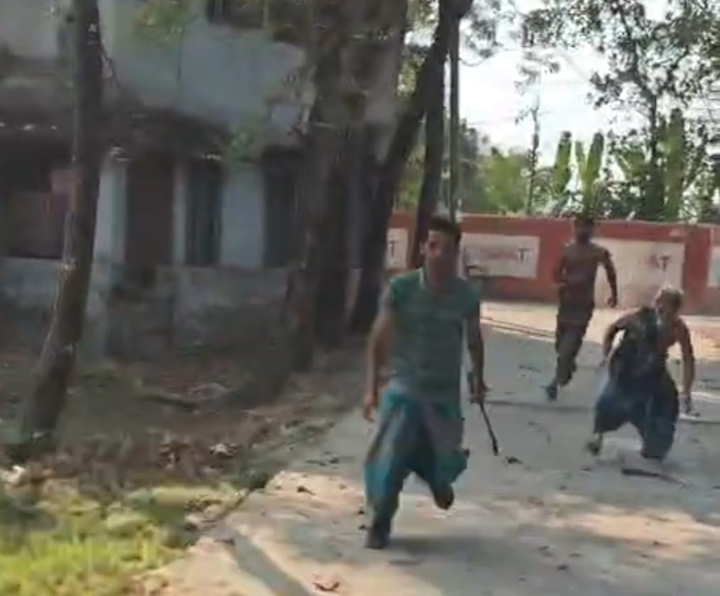 চলাচলের রাস্তা নিয়ে বিরোধ দুমকিতে মহিলাসহ পাঁচজন কুপিয়ে জখম