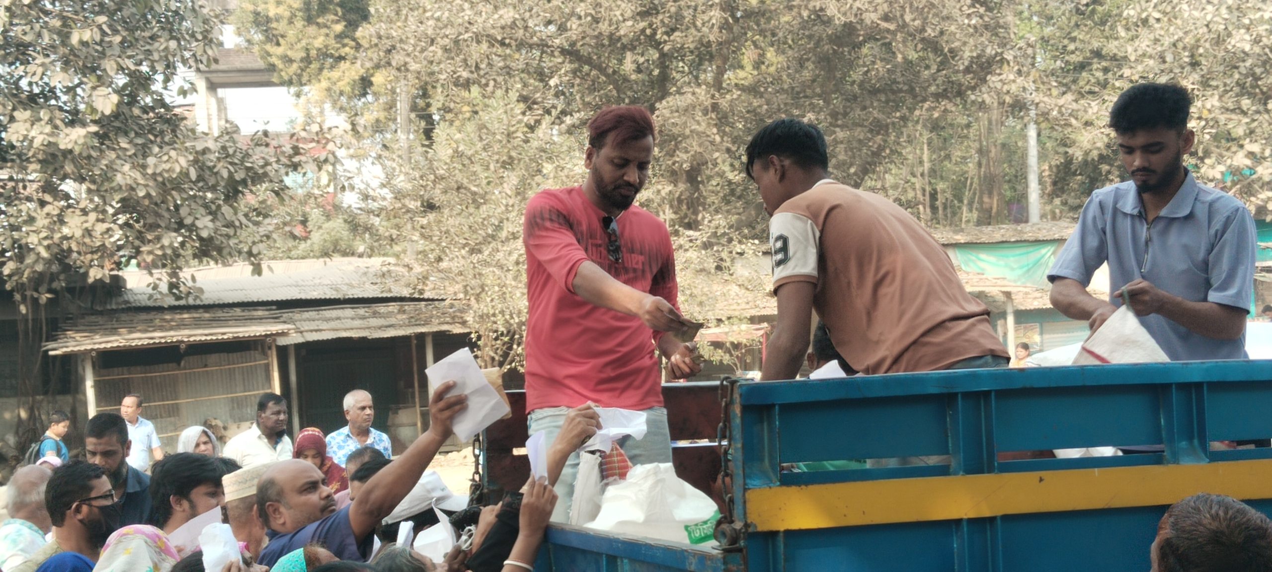 দিনাজপুর পৌরসভার ৬ নং ওয়ার্ডে টিসিবির পন্য বিতরণ