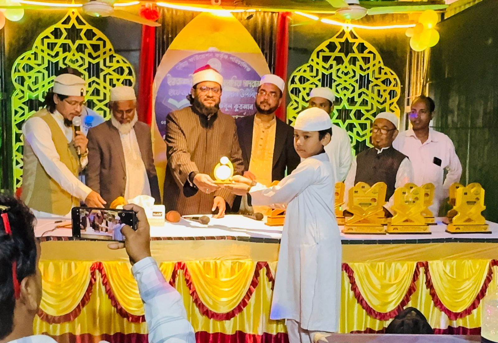 ইক্বরানগরী মাদানীয়া ইসলামিয়া মাদ্রাসায় হাফেজ ছাত্রদের পাগড়ী, ক্রেস্ট প্রদান ও বিদায়ী সংবর্ধনা অনুষ্ঠিত