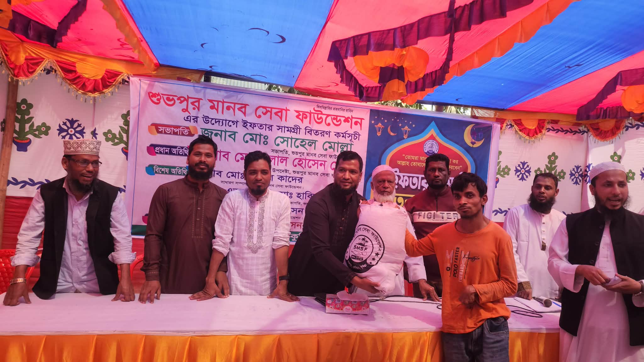 দেবিদ্বারে শুভপুর মানব সেবা ফাউন্ডেশনের উদ্যোগে ইফতার সামগ্রী বিতরণ