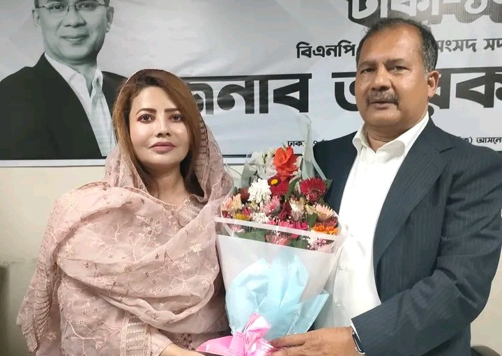 তথ্য ও সম্প্রচার মন্ত্রীকে ফুলেল শুভেচ্ছা জানালেন আফরোজা খানম নাসরীন