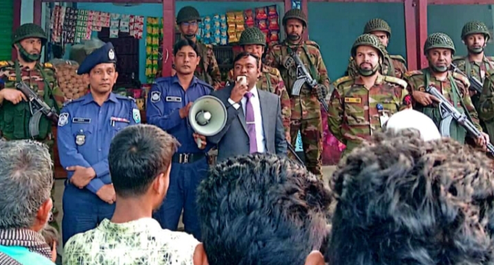 কুড়িগ্রামের উলিপুর উপজেলার পুলিশ ও সেনাবাহিনীর যৌথ টহল ও ভোটারদের নিরাপত্তার আশ্বাস