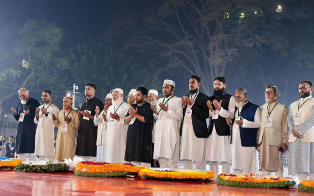 শহীদ মিনারে জামায়াত আমিরের নেতৃত্বাধীন বিরোধীদলীয় জোটের শ্রদ্ধা নিবেদন