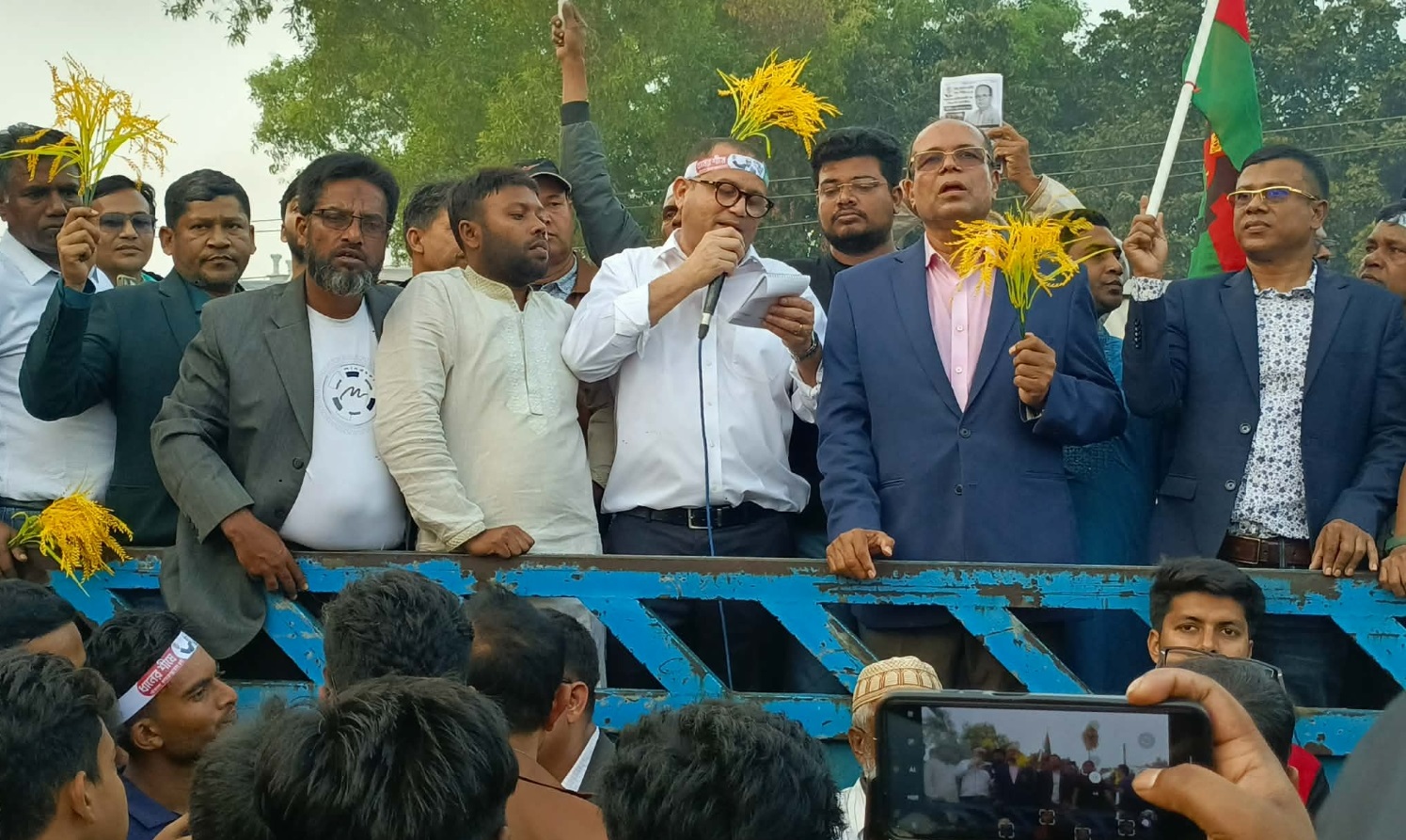 নড়াইল-২ আসনে লোহাগড়ায় আইনজীবী কামরুজ্জামানের উদ্যোগে ধানের শীষ প্রতীকে ভোট চেয়ে গণমিছিল অনুষ্ঠিত