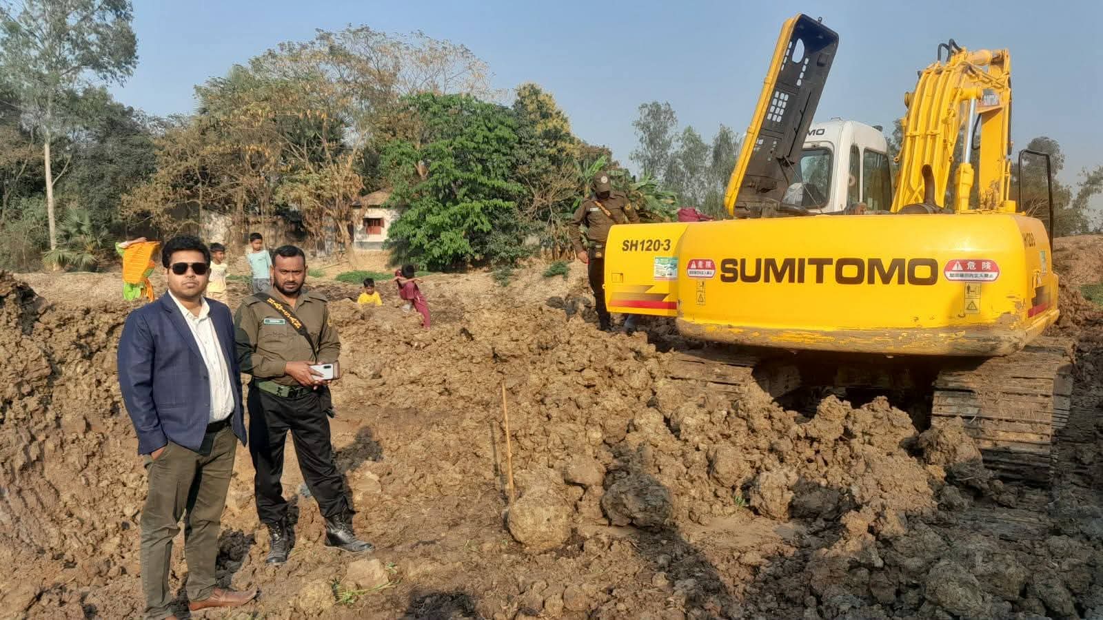 সিংড়ায় অবৈধভাবে মাটি কাটার দায়ে ১৬টি এক্সকাভেটরের ব্যাটারি জব্দ: ইউএনও’র কঠোর হুঁশিয়ারি