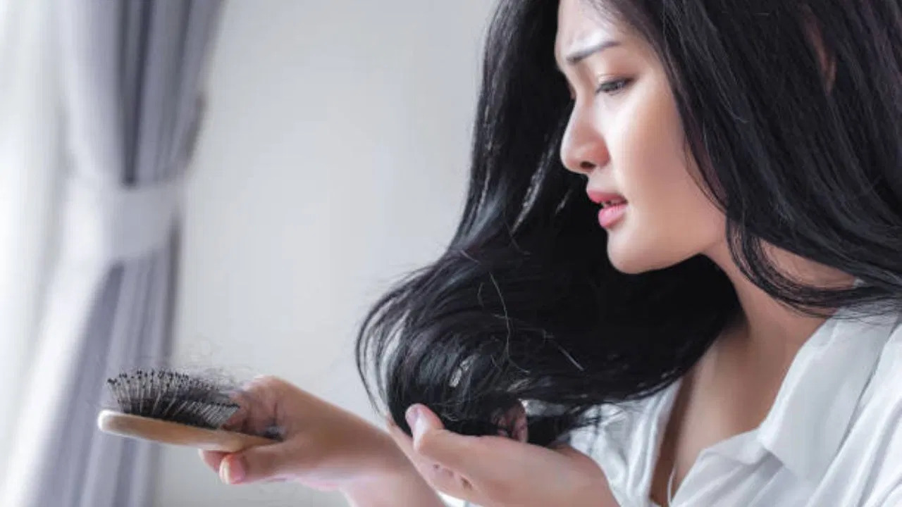 গোছা গোছা চুল পড়ার সমস্যা কাটিয়ে উঠবেন যেভাবে