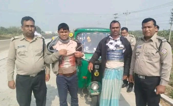 কুড়িগ্রাম ফুলবাড়ীর দুই যুবক বগুড়ায় ১ কেজি গাঁজাসহ গ্রেফতার