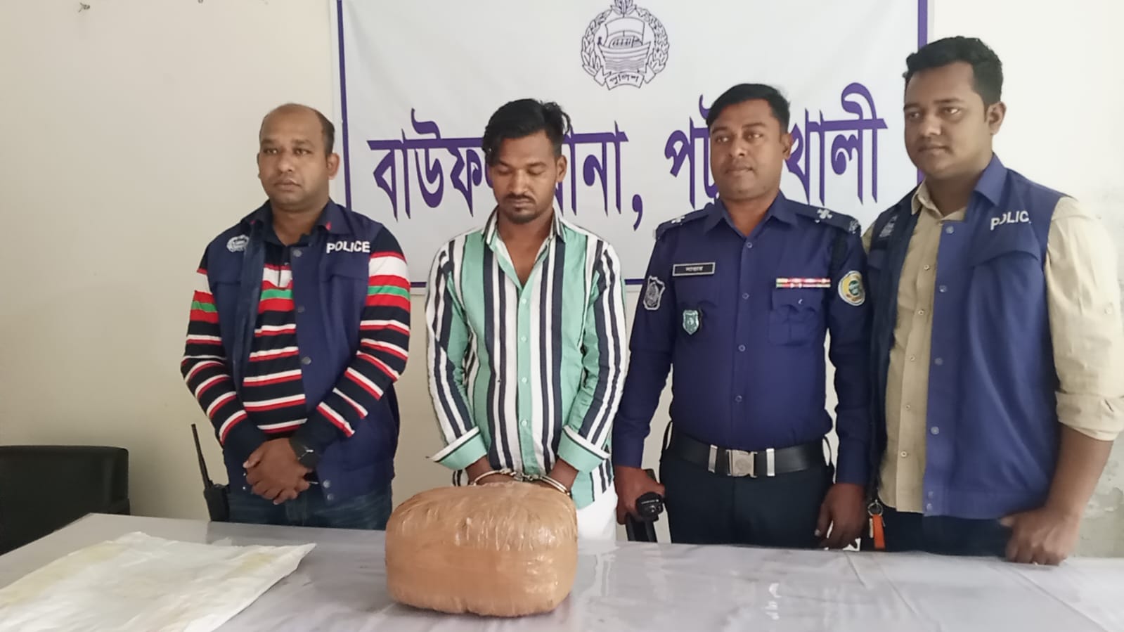 বাউফলে ৩ কেজি গাঁজাসহ ব্যবসায়ী গ্রেপ্তার