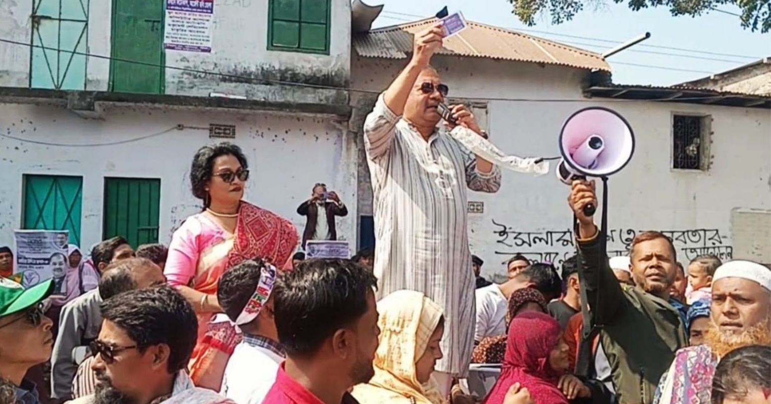 কর্মজীবী নারী সম্পর্কে অশালীন মন্তব্যের প্রতিবাদে আগৈলঝাড়ায় নারীদের দীর্ঘ ভ্যান র্যালী