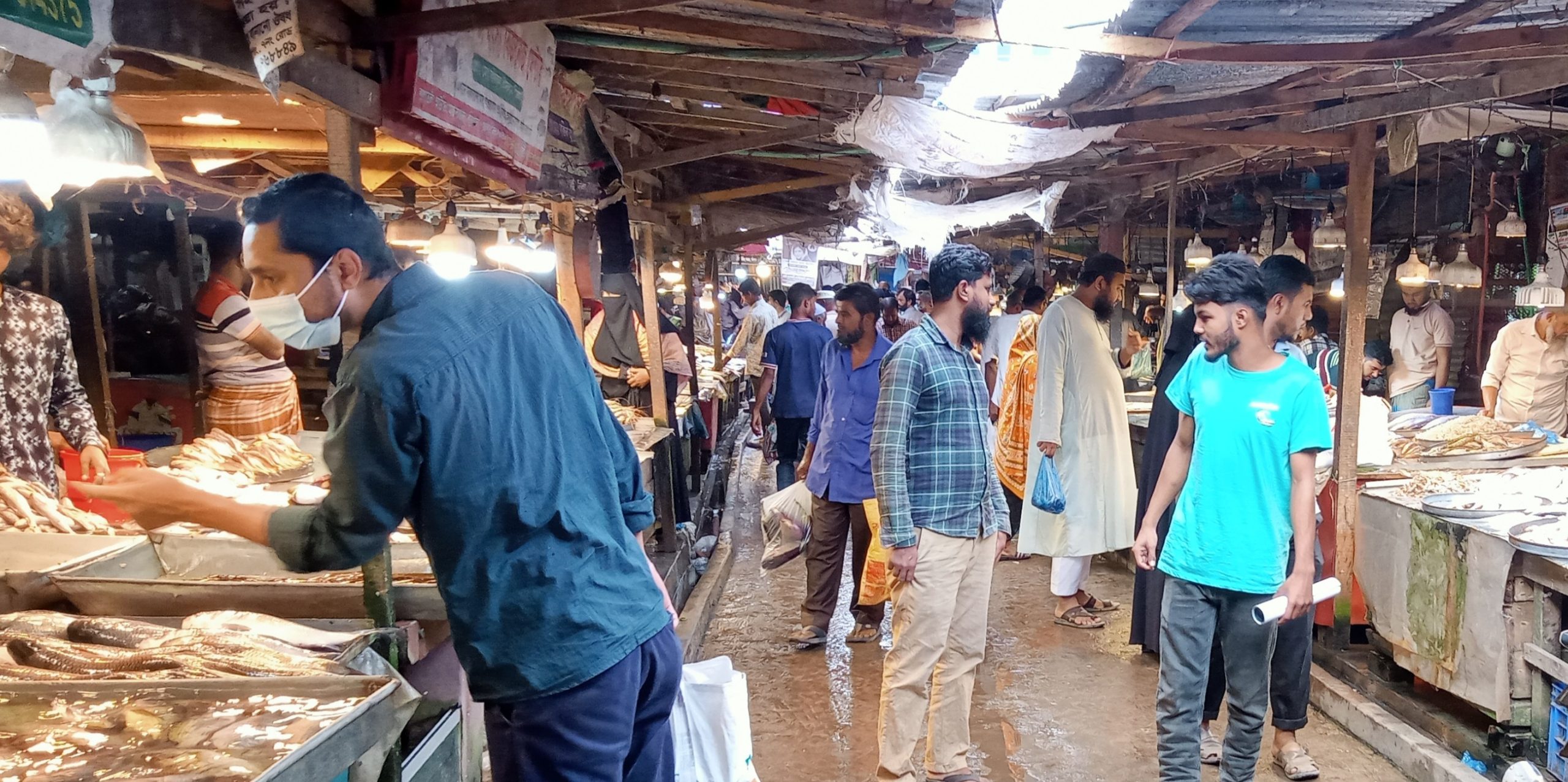 রমজানে বরিশাল রুপাতলী মাছ বাজারে অস্বাভাবিক দাম বৃদ্ধি: কারসাজি নাকি সরবরাহ সংকট?