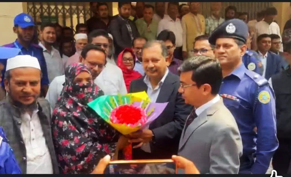 তথ্য ও সম্প্রচার মন্ত্রীকে গৌরনদী জাতীয় মহিলা সংস্থার ফুলেল শুভেচ্ছা