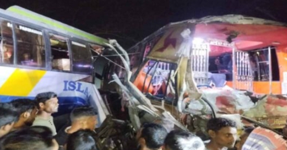 বরিশাল বাবুগঞ্জে দুই বাসের মুখোমুখি সংঘর্ষে চালক নিহত, আহত অন্তত ১০জন