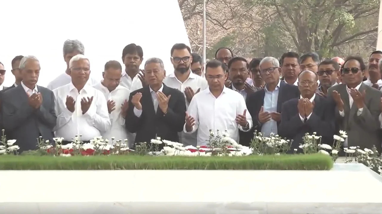 জিয়াউর রহমান ও খালেদা জিয়ার সমাধিতে প্রধানমন্ত্রী ও মন্ত্রিসভার সদস্যদের শ্রদ্ধা