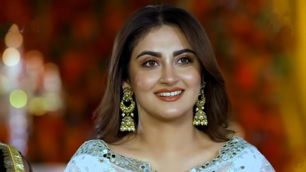ভাইরাল ক্লিপ নিয়ে মুখ খুললেন জনপ্রিয় অভিনেত্রী হিবা বুখারী
