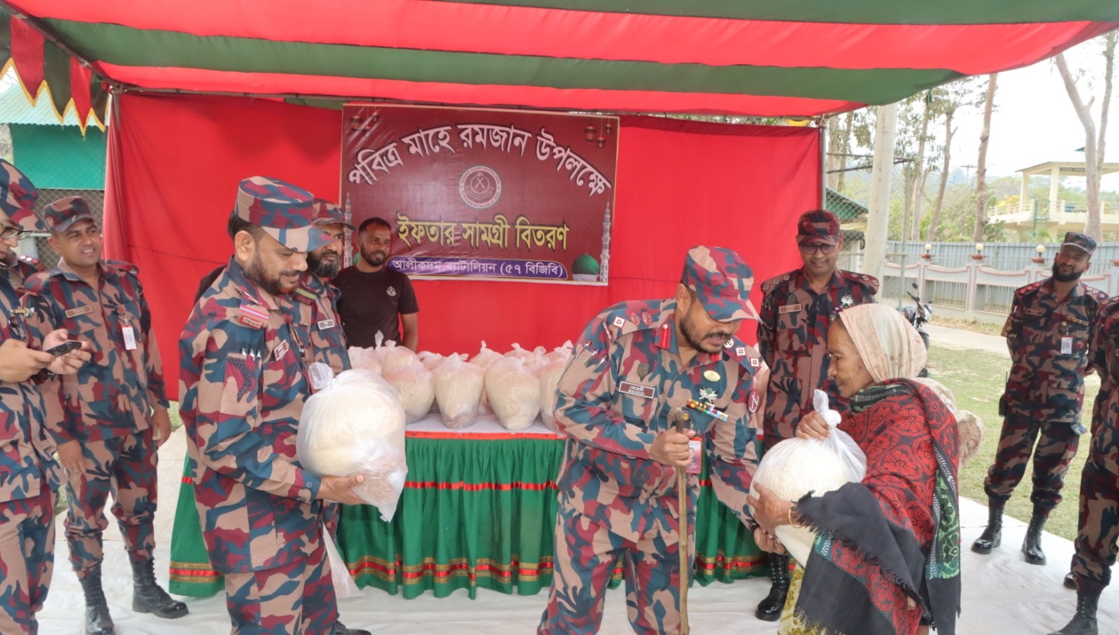 আলীকদম উপজেলার স্থানীয় দুঃস্থ ও অসহায়দের মাঝে ইফতার সামগ্রী বিতরণ করলেন ৫৭বিজিবি
