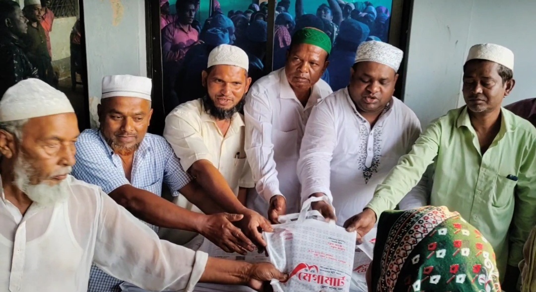 মরুহুম আলহাজ্ব খুইল্ল্যামিয়া ফাউন্ডেশনের উদ্যোগে দুঃস্থ, অসহায়দের ঈদ সামগ্রী বিতরণ করলেন ইউনুস মিয়া