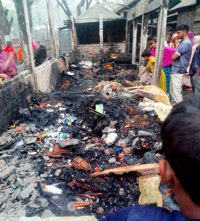 তারাগঞ্জ উপজেলার ইকরচালী ইউনিয়নের বিড়াবাড়ি বাজারে আজ ভোরে তিনটি দোকান অগ্নিকাণ্ড