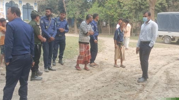 রংপুরের তারাগঞ্জে অবৈধভাবে মাটি উত্তোলন, মোবাইল কোর্টে জরিমানা