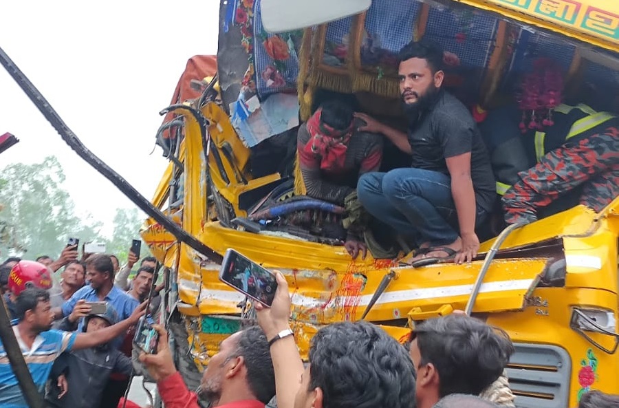 রংপুরের তারাগঞ্জে সড়কে রক্তাক্ত সকাল: ট্রাকের মুখোমুখি সংঘর্ষে নিহত ২, আহত ১