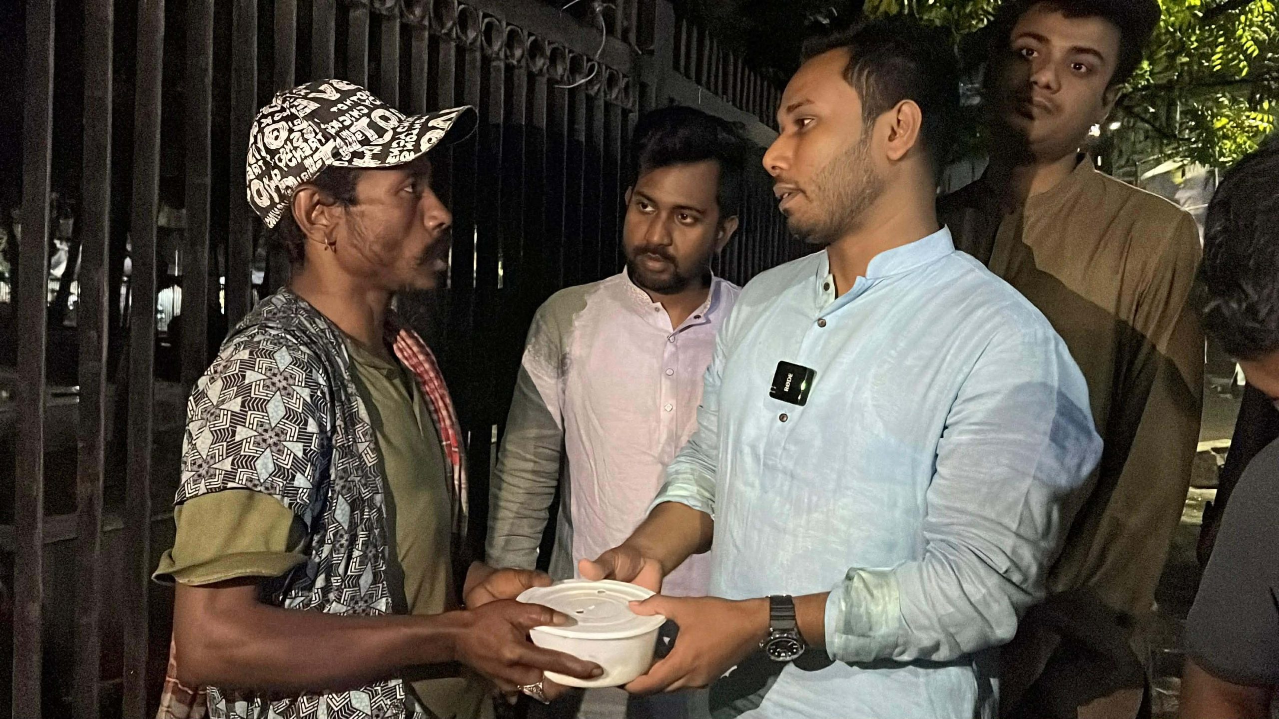 জবি ছাত্রদল নেতা শাহরিয়ারের উদ্যোগে ১০০ অসহায় মানুষের মাঝে সেহরি বিতরণ