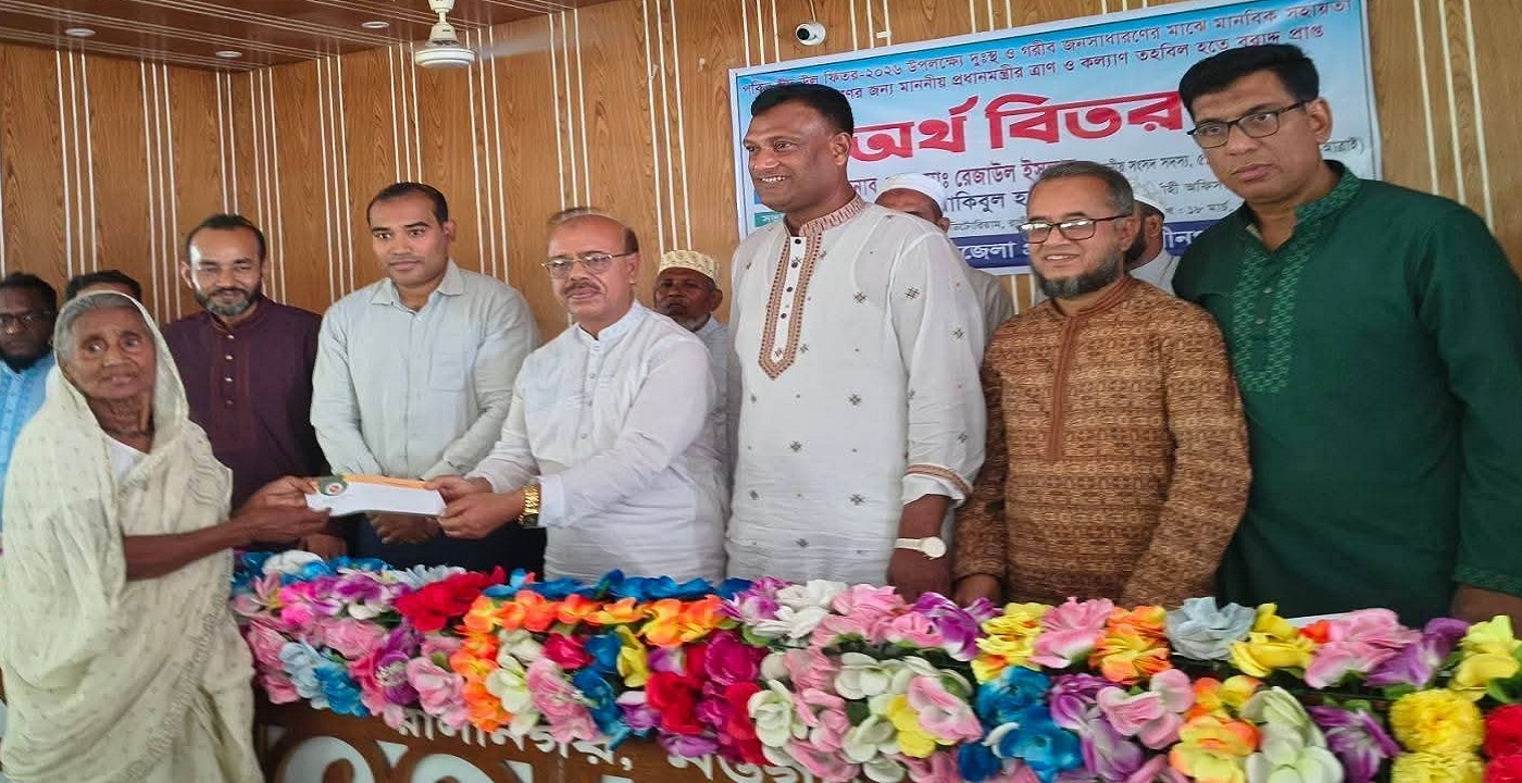 নওগাঁর রাণীনগরে ঈদ-উল-ফিতর উপলক্ষে প্রধানমন্ত্রীর দেওয়া অর্থ ও ত্রাণ বিতরণ