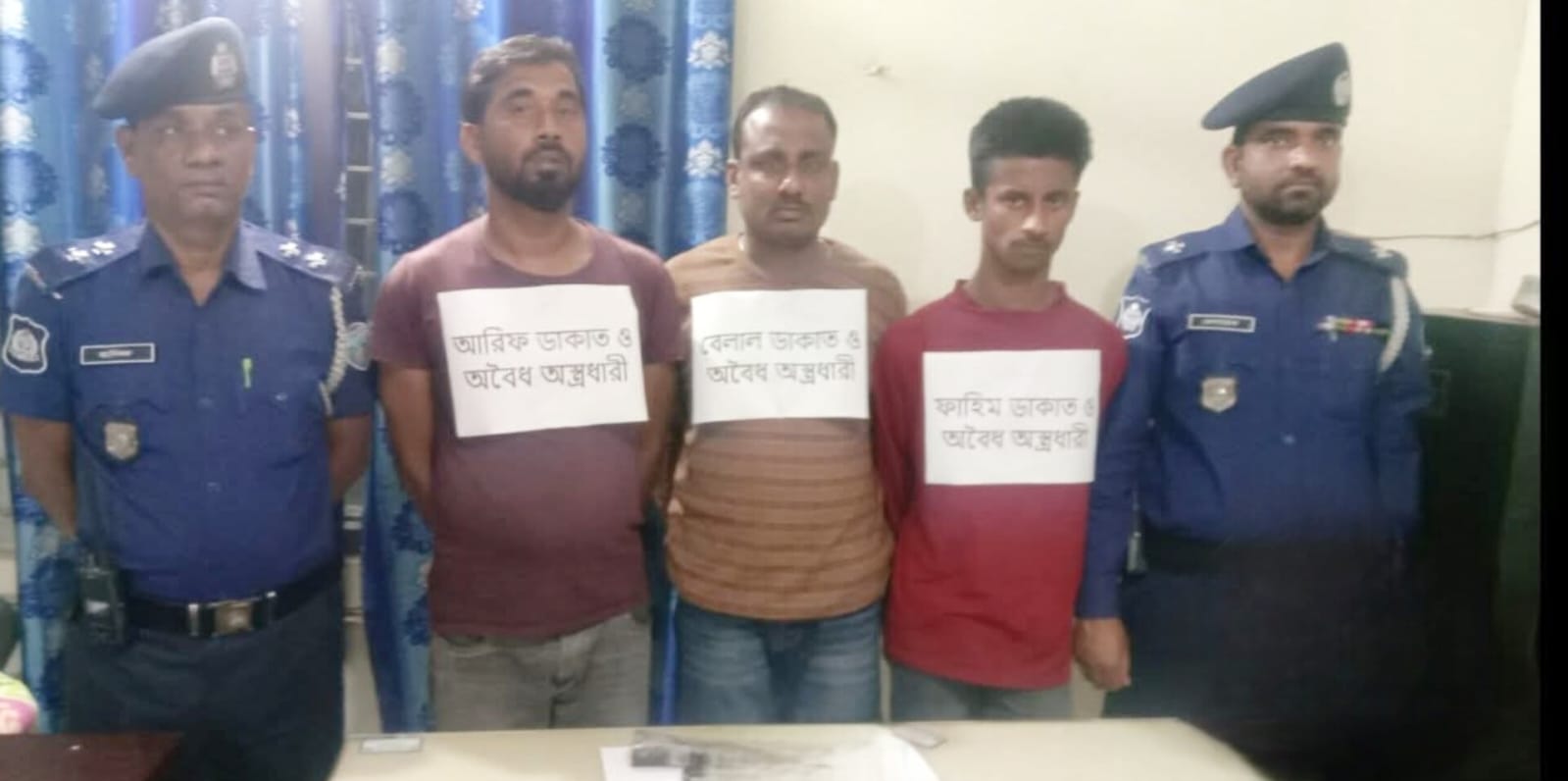 চন্দ্রগঞ্জে পুলিশের অভিযানে অস্ত্রসহ তিন ডাকাত গ্রেফতার