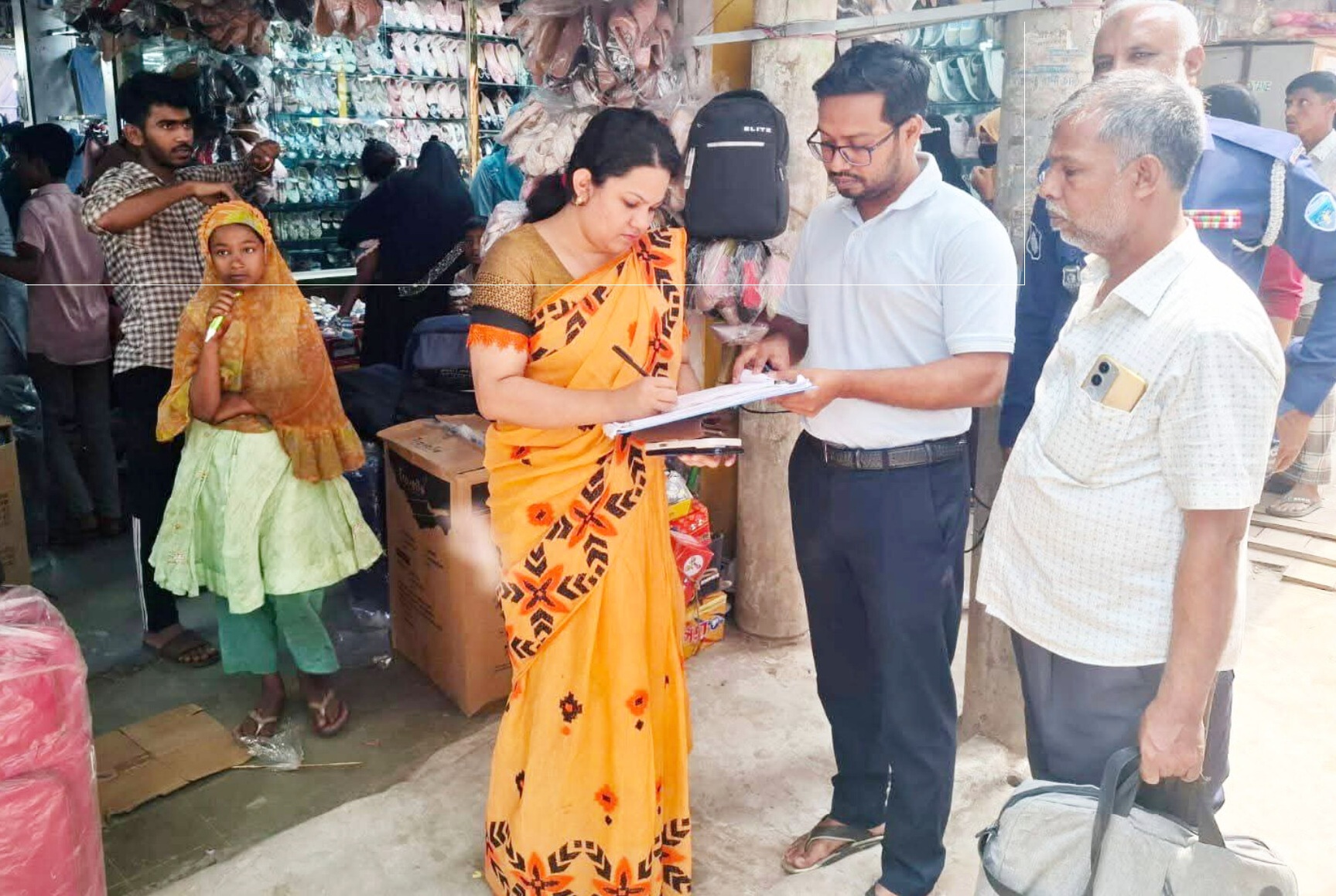 রায়পুরে ফুটপাত দখলমুক্ত করতে মোবাইল কোর্ট, জরিমানা ১৪ হাজার